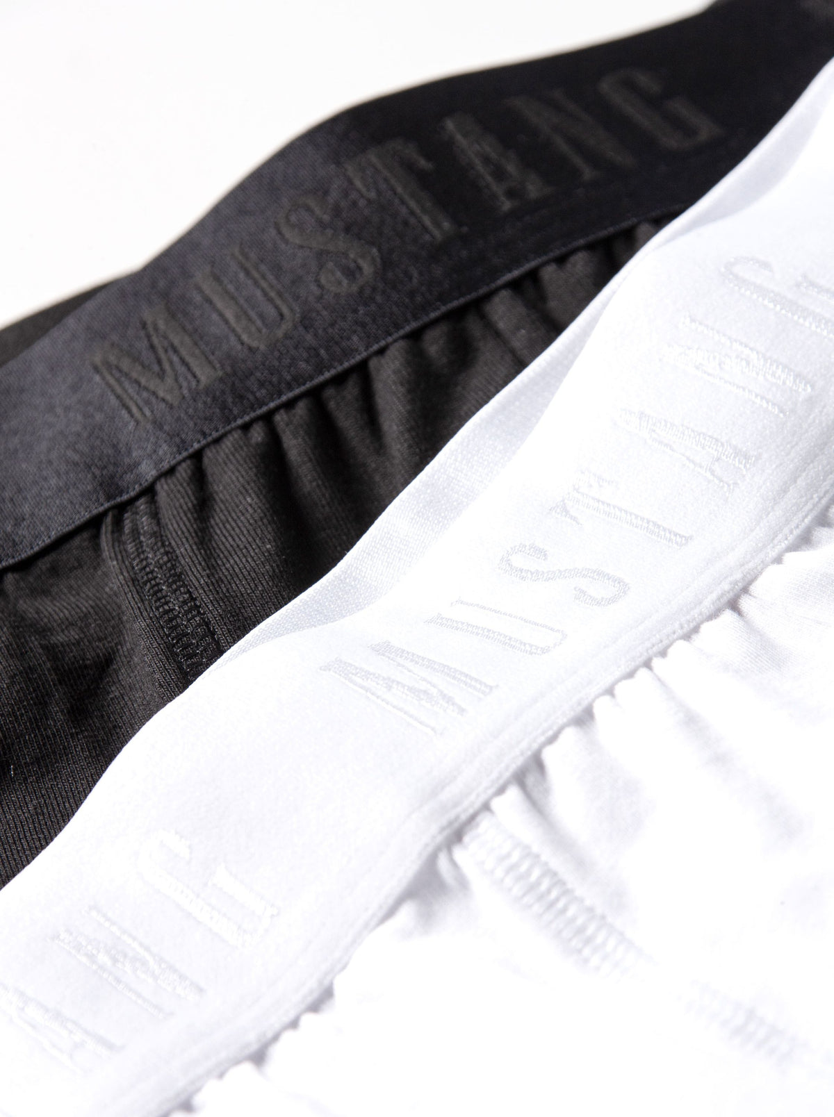 MUSTANG Herren Retroshorts 3er Pack | Boxershorts aus 95% Baumwolle | Elastischer Bund mit Logo | Bequeme Herren Unterwäsche | 3x Weiß oder 3x Schwarz