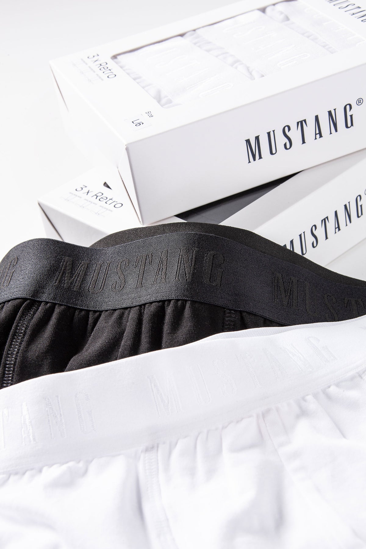 MUSTANG Herren Retroshorts 3er Pack | Boxershorts aus 95% Baumwolle | Elastischer Bund mit Logo | Bequeme Herren Unterwäsche | 3x Weiß oder 3x Schwarz
